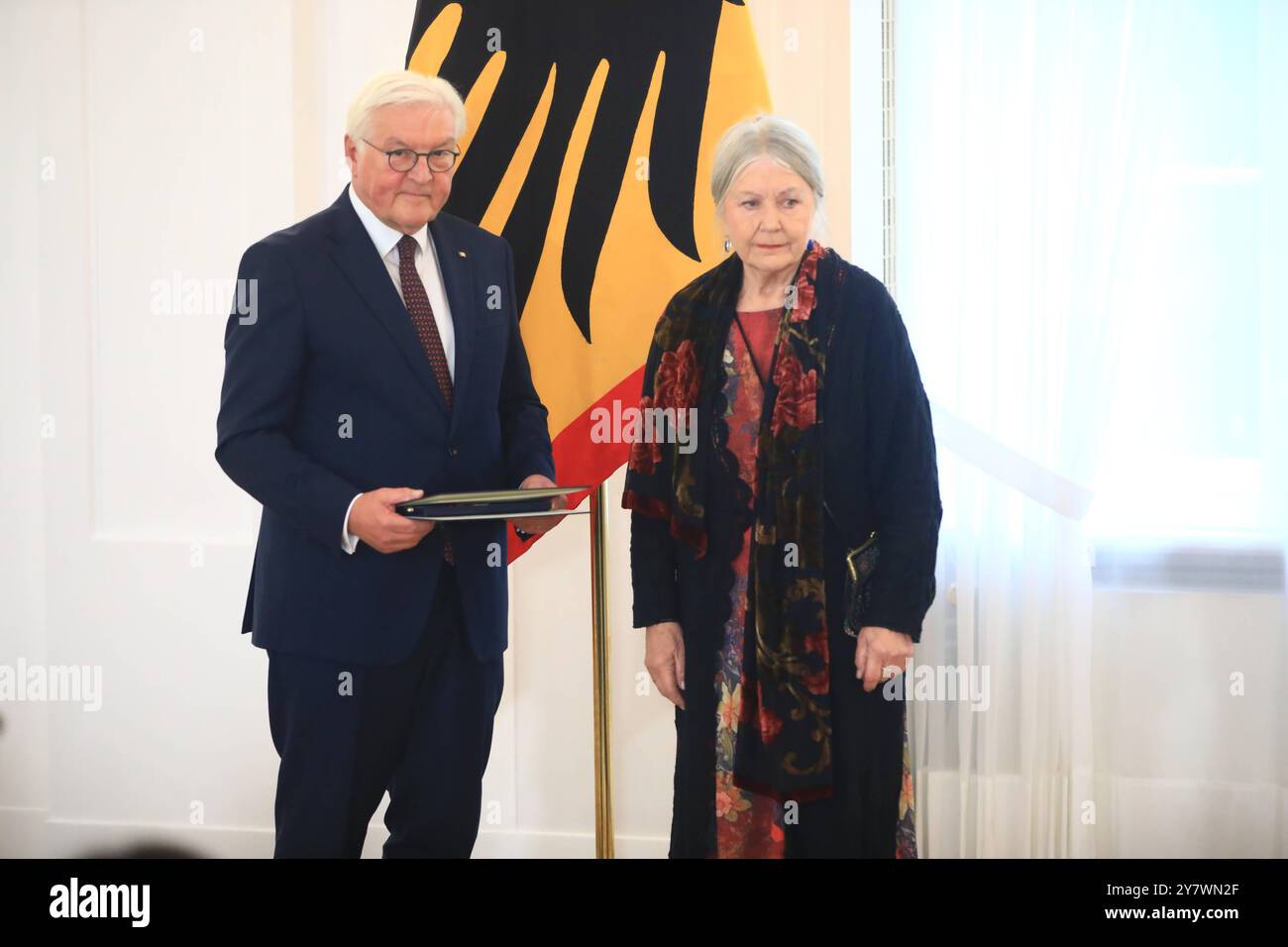 Ordensverleihung zum Tag der Deutschen Einheit Berlin, 01.10.2024 Bundespräsident Frank-Walter Steinmeier zeichnet am 1. Oktober in Schloss Bellevue 28 Bürgerinnen und Bürger zum Tag der Deutschen Einheit mit dem Verdienstorden der Bundesrepublik Deutschland aus. Helga Schubert, Neu Meteln/Meclemburgo-Vorpommern in ihrem Werk verarbeitet die Schriftstellerin und Psychologin Helga Schubert kunstvoll Erfahrungen und Beobachtungen aus ihrem Alltag. Darin greift sie immer wieder grundlegende gesellschaftspolitische Themen auf. berlino Germania *** cerimonia di premiazione nel giorno dell'unità tedesca Berlino, 01 Foto Stock