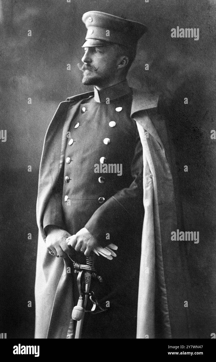 Arciduca Giuseppe d'Austria : 9 agosto 1872 - 6 luglio 1962 figlio primogenito dell'arciduca Giuseppe Carlo d'Austria e di sua moglie la principessa Clotilde di Sassonia-Coburgo-Gotha , che sta intrattenendo l'eroe di Mafeking , a Budapest , Ungheria , durante il Congresso Mondiale dei Boy Scout . 12 maggio 1928 Foto Stock