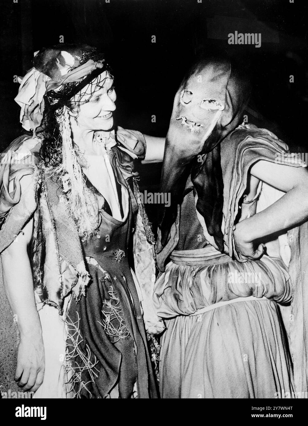 Cosa facevano esattamente i Paras in Algeria? Il drammaturgo Jean Genet suggerisce che non era tutto molto bello , nella sua commedia Les Paravents che si aprì alle proteste del pubblico e alle manifestazioni nelle strade . Tuttavia , l' esattezza o i meriti politici del caso , gli aspetti drammatici sono del tutto credibili . Ecco alcuni dei cast : Maria Casares e Paule Annen nel ruolo delle donne algerine .6 maggio 1966 Foto Stock