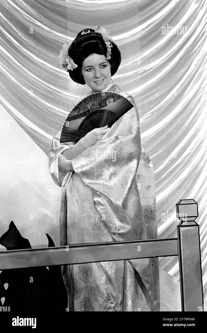 Non è Madame Butterfly ma Madame Moth e nient'altro che la cantante pop nata a Liverpool Cilla Black , in costume giapponese come appare in uno schizzo d'opera comica nella nuova rivista del West End , Way Out in Piccadilly , che apre al Prince of Wales Theatre di Londra . È la prima rivista del West End di Cilla . 27 ottobre 1966 Foto Stock