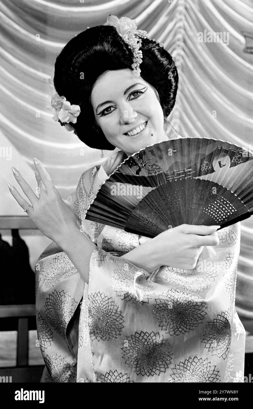 Non è Madame Butterfly ma Madame Moth e nient'altro che la cantante pop nata a Liverpool Cilla Black , in costume giapponese come appare in uno schizzo d'opera comica nella nuova rivista del West End , Way Out in Piccadilly , che apre al Prince of Wales Theatre di Londra . È la prima rivista del West End di Cilla . 27 ottobre 1966 Foto Stock