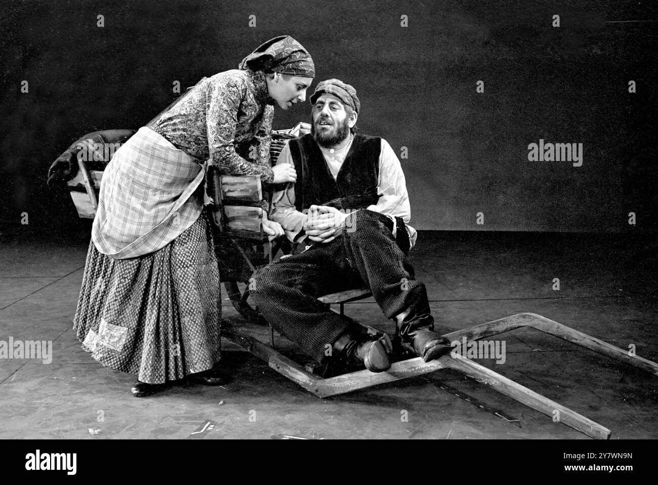 Il miglior attore israeliano Topol e il comico Miriam Karlin , entrambi in costume russo , raffigurati sul palco del Teatro di sua Maestà a Londra . Entrambi sono protagonisti di una produzione londinese del musical di successo Fiddler on the Roof . Topol interpreta Tevye , il Milkman , e Miriam , interpreta Golde , sua moglie . Il musical è ambientato nella Russia zarista . 14 febbraio 1967 Foto Stock