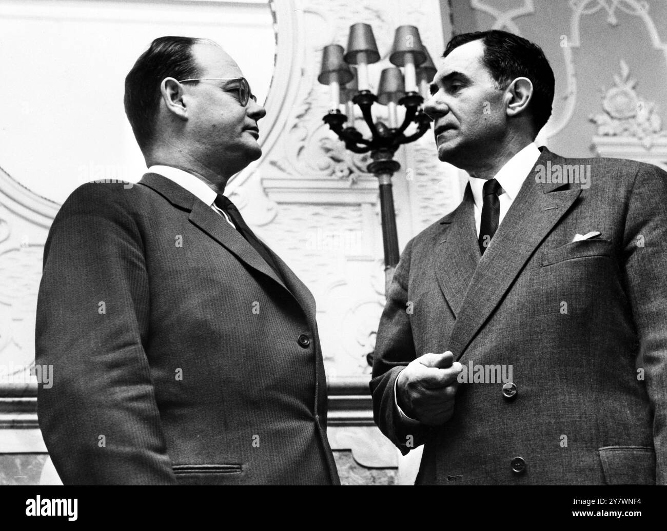 Il ministro degli Esteri russo Andrej Gromyko (a destra) e il primo ministro danese Viggo Kampmann hanno assistito ad un pranzo tenuto da quest'ultimo al castello di Christianborg qui il 3 marzo . Il signor Grymoko con una scorta di almeno sessanta persone è arrivato a Copenaghen in quel giorno e poi è partito per New York dove lui e la sua scorta parteciperanno alla prossima sessione generale delle Nazioni Unite. 4 marzo 1961 ©TopFoto Foto Stock