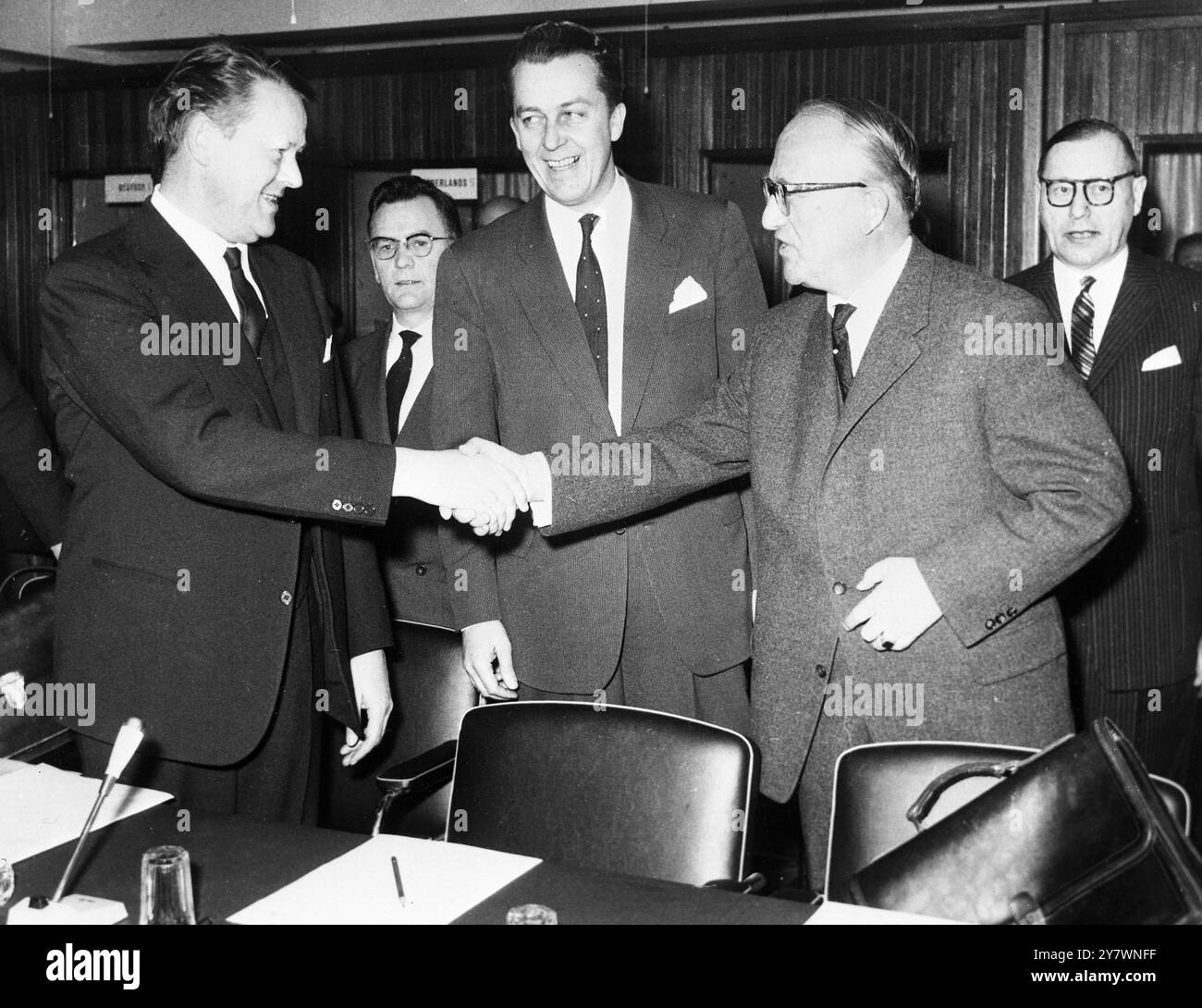 Herr W Hallstein (destra) della Germania Presidente della Comunità economica europea accoglie il ministro degli Esteri danese Jens otto Krag in occasione della seconda tornata di colloqui svoltasi a Bruxelles il 5 febbraio, quando i rappresentanti dei sei paesi della comunità si sono incontrati per negoziare la richiesta di adesione della Danimarca alla comunità . Il centro onlooking e' Hans Tabor , Ambasciatore danese al 'sei' - 7 febbraio 1962. ©TopFoto Foto Stock