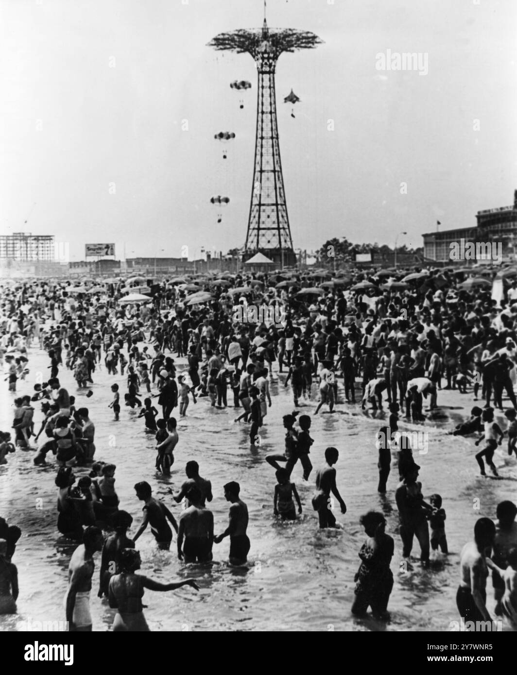Con il mercurio a 90 gradi , la spiaggia , il lungomare e l'area di divertimento di Coney Island sono affollati da circa 1.000.000 persone che cercano sollievo dal caldo del primo giorno d'estate . 21 giugno 1964 Foto Stock