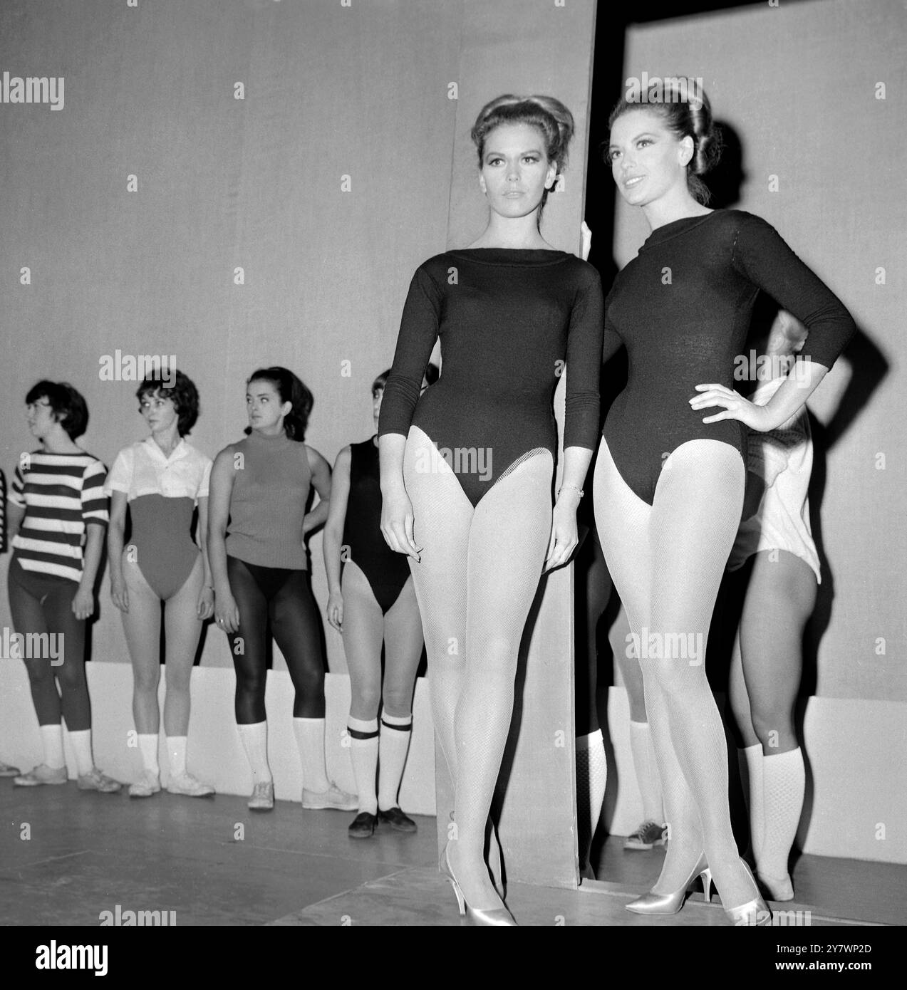 Le sorelle gemelle Cathy (a sinistra) e Vicky Graham del Chelsea di Londra , attendono nelle ali del palco del teatro Prince of Wales questo pomeriggio , dove hanno partecipato all'audizione dei ballerini per il tanto atteso successo musicale di Broadway , Hello Dolly , che si aprirà al Theatre Royal , Drury Lane il 2 dicembre . 28 settembre 1965 Foto Stock