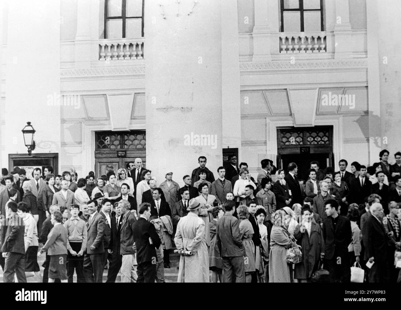 Sperando di arrivare nel ... sperando anche in una vista dei famosi visitatori . I moscoviti affollano i gradini del Teatro Bolshoi di Mosca , dove la compagnia teatrale alla Scala di Milano stava per aprire la prima notte della loro stagione di visite . 8 settembre 1964 Foto Stock