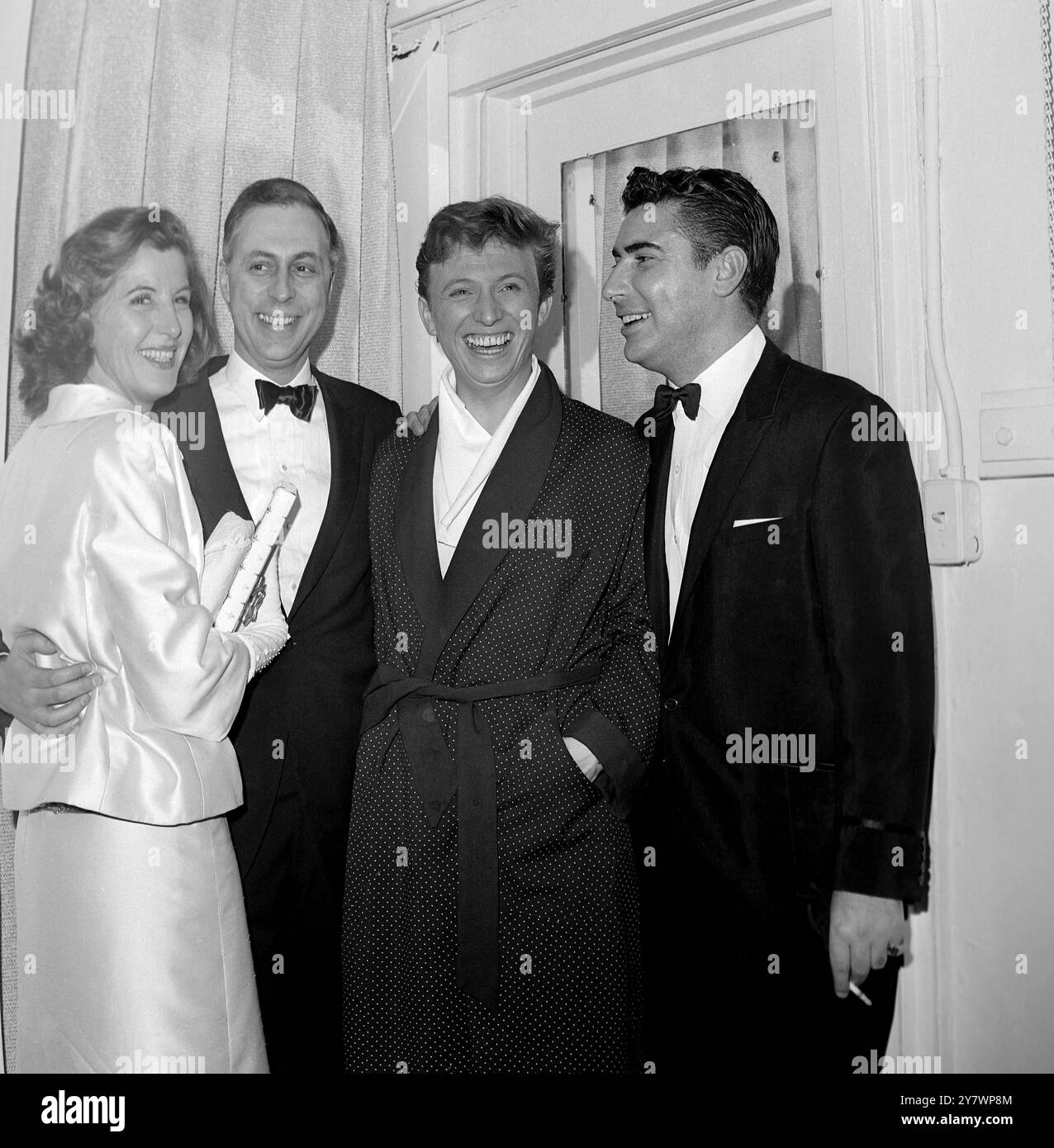 Il cantante britannico Tommy Steele ebbe un'apertura di successo a Broadway nello spettacolo musicale Half A Sixpence in cui ripeté la sua interpretazione di Kipps l'eroe di HG Wells precedentemente mostrato al Cambridge Theatre di Londra . Dietro le quinte dopo la notte di opeing onna White - coreografa , Gene Saks - regista , Steele e Larry Parnes . 27 aprile 1965 Foto Stock