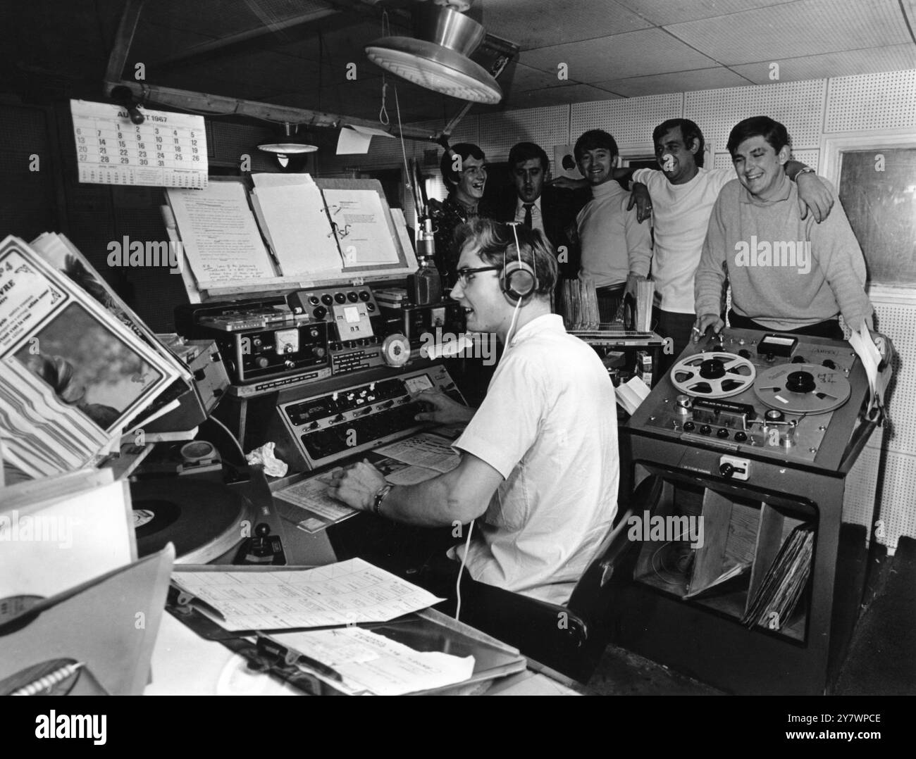 Disc jockey della nave radio pirata , radio Caroline North , nella foto dello studio della nave . Da sinistra a destra , nella parte posteriore , Dee Harrison ; Don Allen ; Wally mechan ; Madic Sloane ; Jimmy Gordon e Martin King (seduti) 1 settembre 1967 Foto Stock