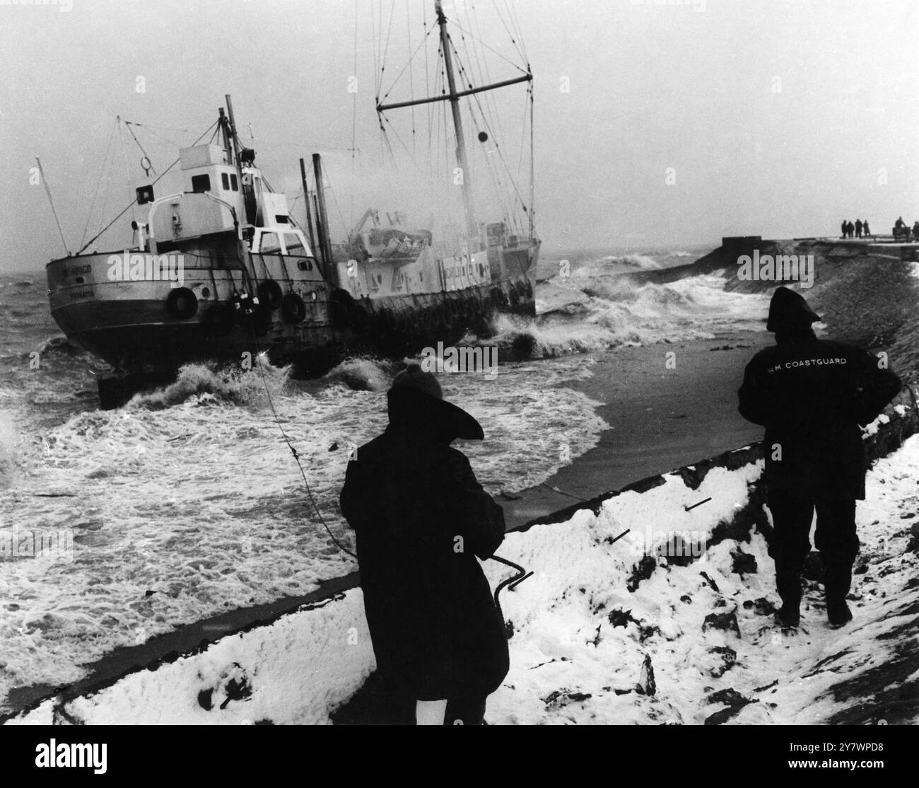 Le guardie costiere restano accanto alla stazione radio dei pirati, radio Caroline è colpita da mari pesanti al largo di Frinton Beach . Si segnala che il vaso POP è in pericolo di rottura . Normalmente ancorata a tre miglia e mezzo da Walton-on-the-Naze , Essex , si è imbattuta in un guaio di forza 8 dopo la chiusura di ieri sera. I membri dell'equipaggio e i disc jockey sono stati salvati da una boa di breeches . 20 gennaio 1966 Foto Stock