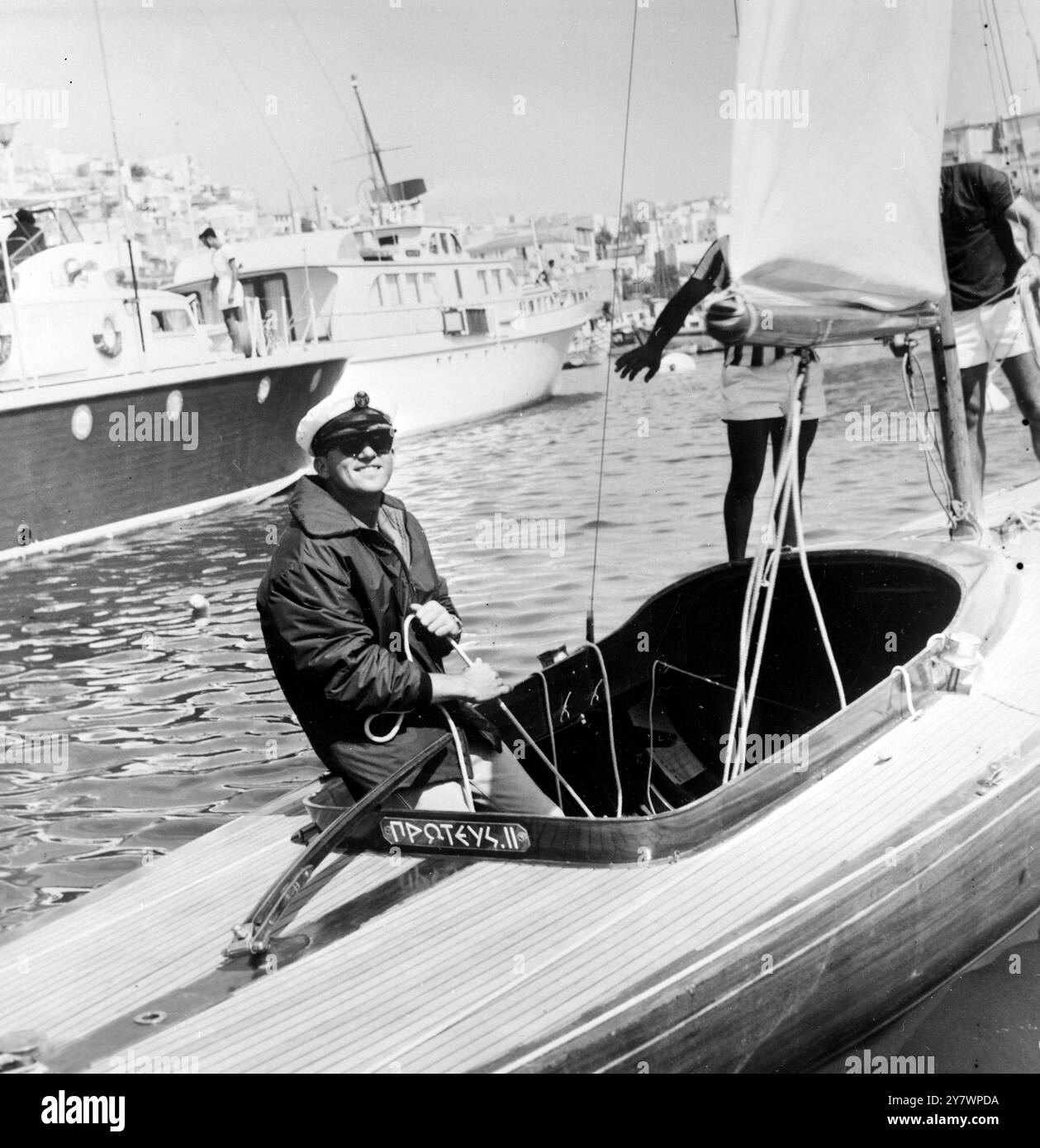 Atene , Grecia . Il principe ereditario Costantino degli Hellenes con il suo yacht il 14 settembre in attesa di partecipare alle gare di Yachting del campionato mondiale 'Dragon Class' che si svolgono nella Baia di Phaleron. 16 settembre 1963 Foto Stock