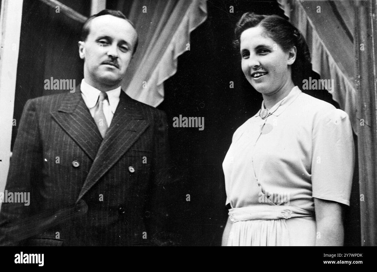 Portogallo: Dom Duarte De Braganca , pretendente al trono portoghese con la moglie , Principessa Dona Maria Francisca . 30 novembre 1946 Foto Stock