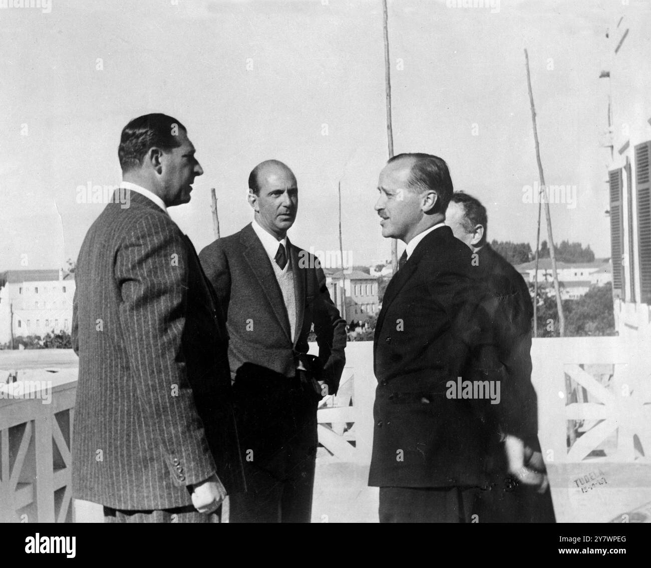 Estoril , Portogallo: Tre Re in esilio o in attesa dei loro troni sono lasciati a destra , Conte Barcellona , Don Juan , pretendente al Trono spagnolo : Ex Re Umberto d'Italia e Dom Duarte De Braganca , pretendente al Trono portoghese . Il pretendente portoghese è autorizzato a vivere in Portogallo con decreto speciale. 11 novembre 1957 Foto Stock