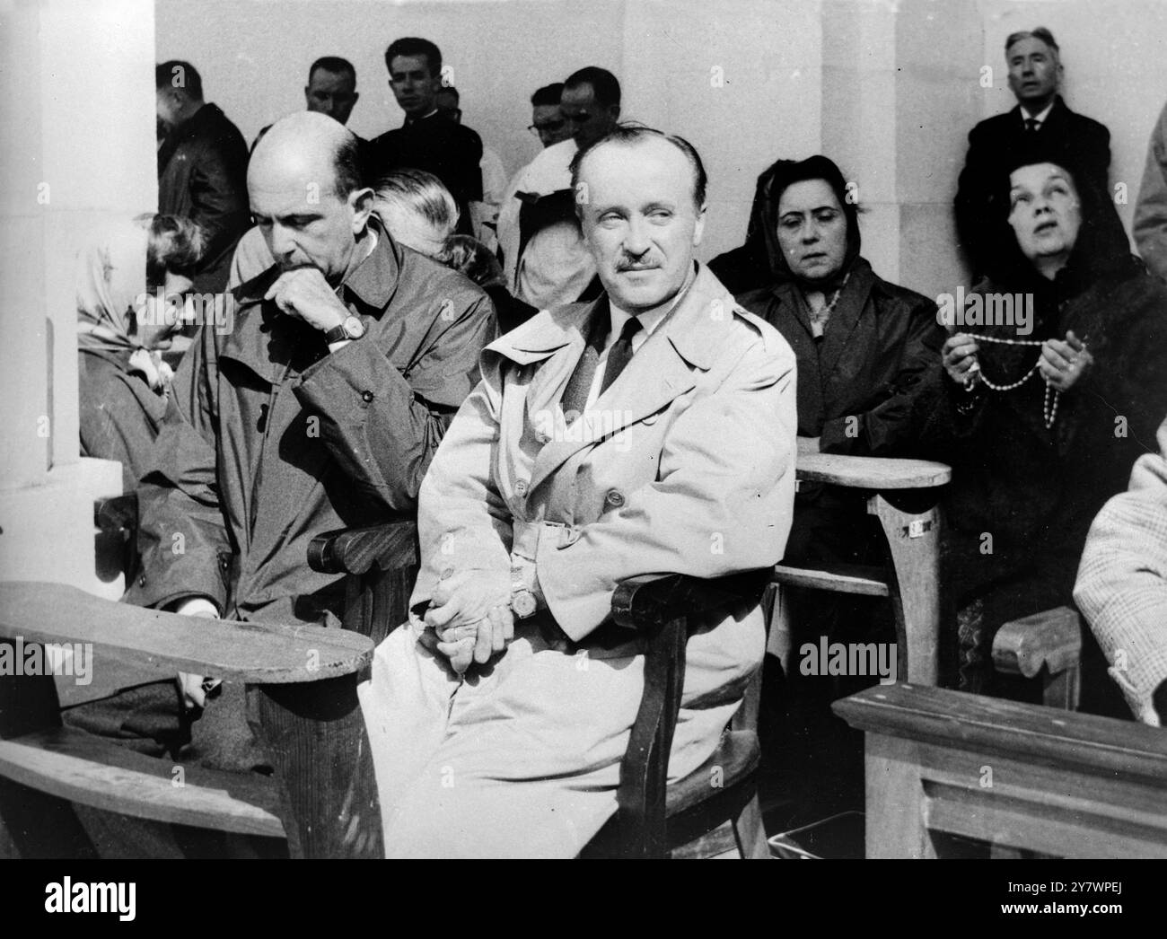 Fatima , Portogallo: Dom Duarte Nuno , pretendente al Trono portoghese (centro ) si trova accanto all' ex Re Umberto d' Italia ( a sinistra ) in un recinto speciale accanto ad un altare all' aperto in occasione delle celebrazioni annuali della Madonna di Fatima qui 14 ottobre . 17 ottobre 1960 Foto Stock