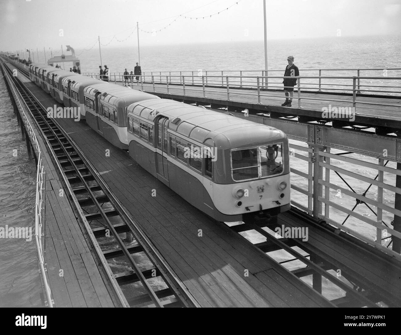 Una vista del treno che arriva all'inizio del molo di Southend nella sua corsa di apertura oggi la nuova Electric Light Railway sul molo di Southend - on - Sea di 1,341 miglia , Essex , Gran Bretagna . Guidato da Lord Broadbridge , vicesindaco di Londra . 13 aprile 1949 Foto Stock