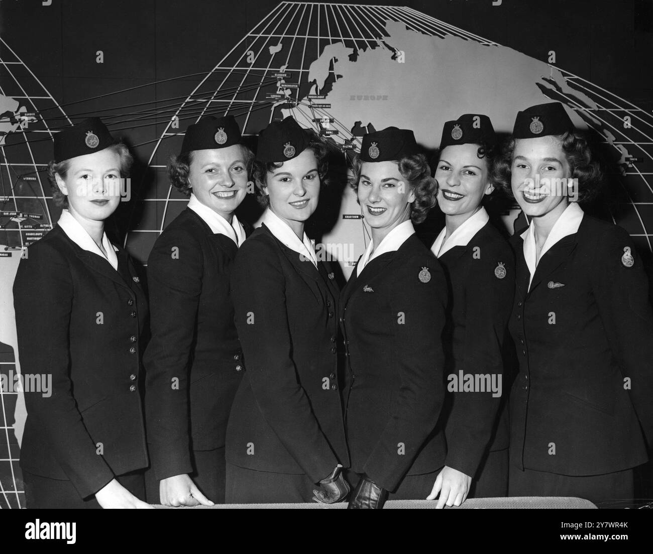 Queste ragazze BOAC gareggeranno per il titolo di Miss Spirit of St Louis in un concorso per trovare la hostess aerea ideale al mondo. Da sinistra a destra J L B Richardson (Littlehampton) , M Sheffield (Coventry) ; C Allam (Londra) ; S New (Bushy Heath) ; D J Webster (Birmingham) ; e P B R Wells (Londra) . La finale del concorso si terrà in America il 3 maggio aprile 1957 Foto Stock