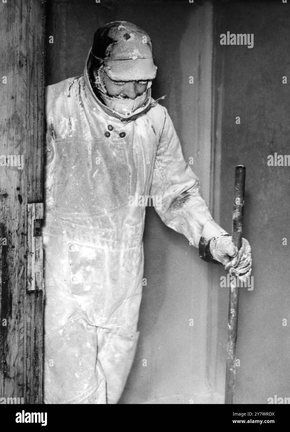 Uomo con indumenti protettivi che lascia un posto molto freddo Foto Stock