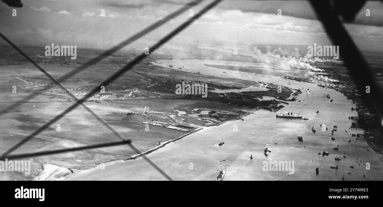 Veduta aerea del Tamigi che mostra le aree urbane/industriali - 1939 Foto Stock