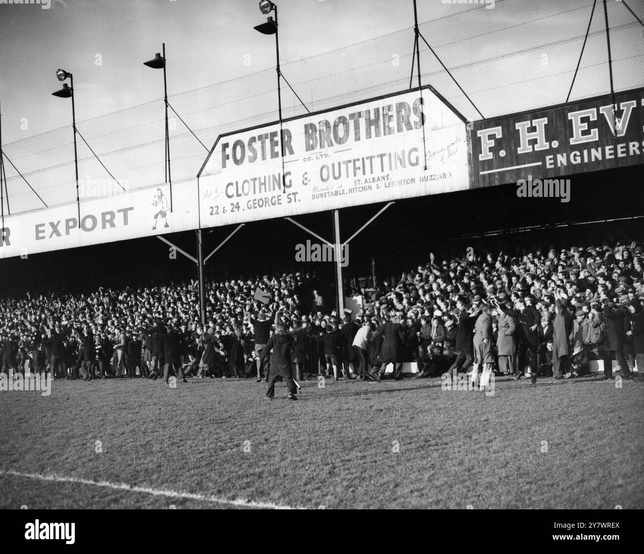 I tifosi del Luton entusiasti tifosi e ballano dopo che Allan Brown ha segnato e thist e il gol vincente per la loro squadra nella partita di fa Cup contro il Blackpool al Kenilworth Road Ground di Luton, Bedfordshire. - Il 4 marzo 1959 Foto Stock