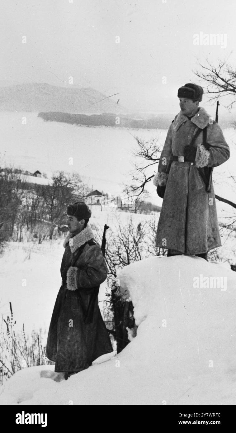 Damansky Island , confine russo-cinese due guardie di frontiera sovietiche, pesantemente vestite contro la temperatura di congelamento , osservano dalla zona di frontiera dell'isola di Damansky qualsiasi movimento maoista. Sullo sfondo si trova il fiume Ussuri . La guardia di frontiera sovietica è stata rafforzata a seguito della recente "provocazione armata dei maoisti”. 4 aprile 1969 Foto Stock