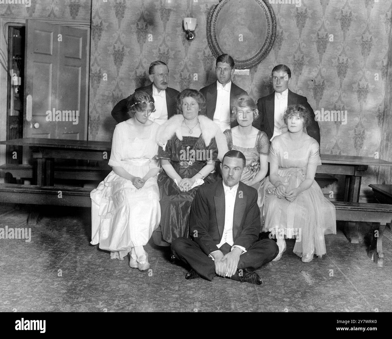 Christ Church Commemoration Ball a Oxford , Inghilterra . R Jolly , J T Kenrick , D Jolly , L Walker , Russell Jolly , R Jolly , C Beban e C T M Berney - Fecklin . 30 giugno 1920 Foto Stock