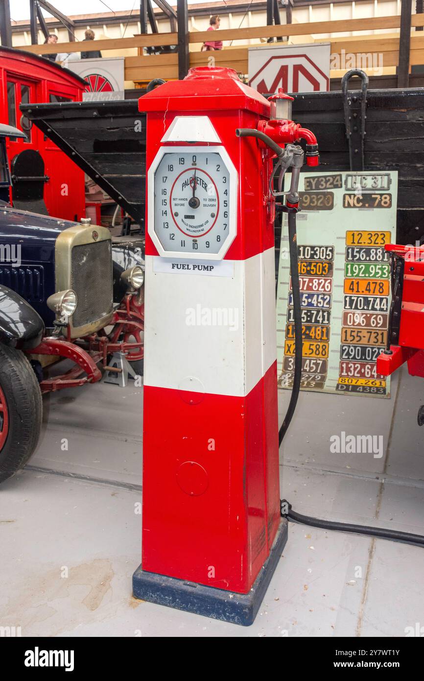 Pompa carburante d'epoca nella Hall of Wheels, Ferrymead Heritage Park, Ferrymead, Christchurch (Ōtautahi), Canterbury, nuova Zelanda Foto Stock