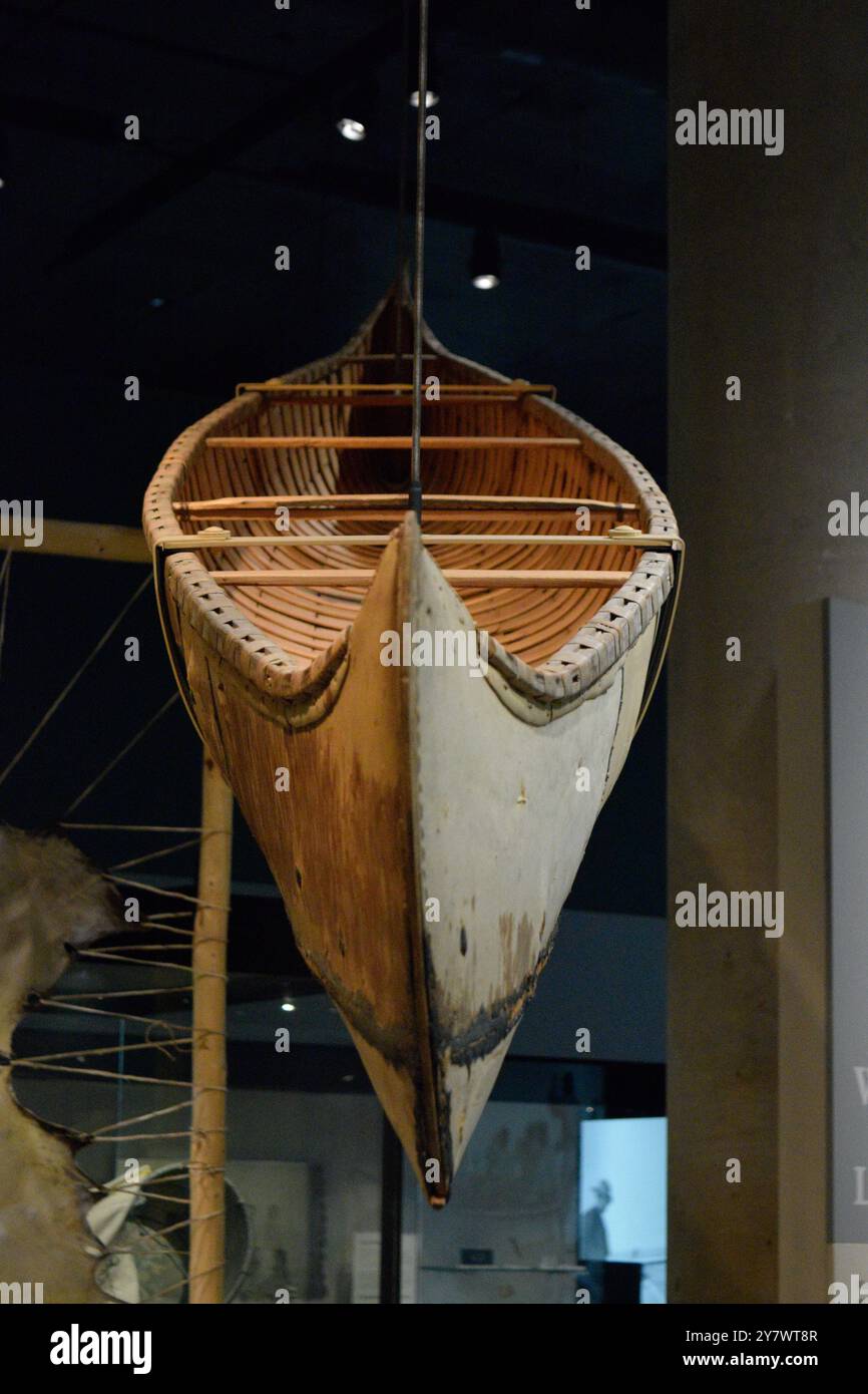 Canoa utilizzata dai primi abitanti del nord, che mostra l'artigianato e il significato storico della cultura indigena. Foto Stock