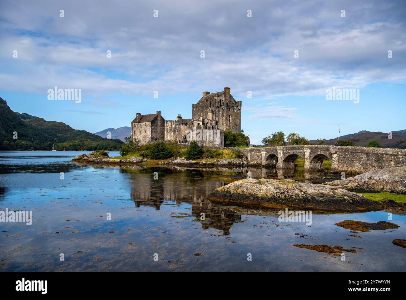 Eilean Donan Castle vicino a Dornie in Scozia, Regno Unito Foto Stock