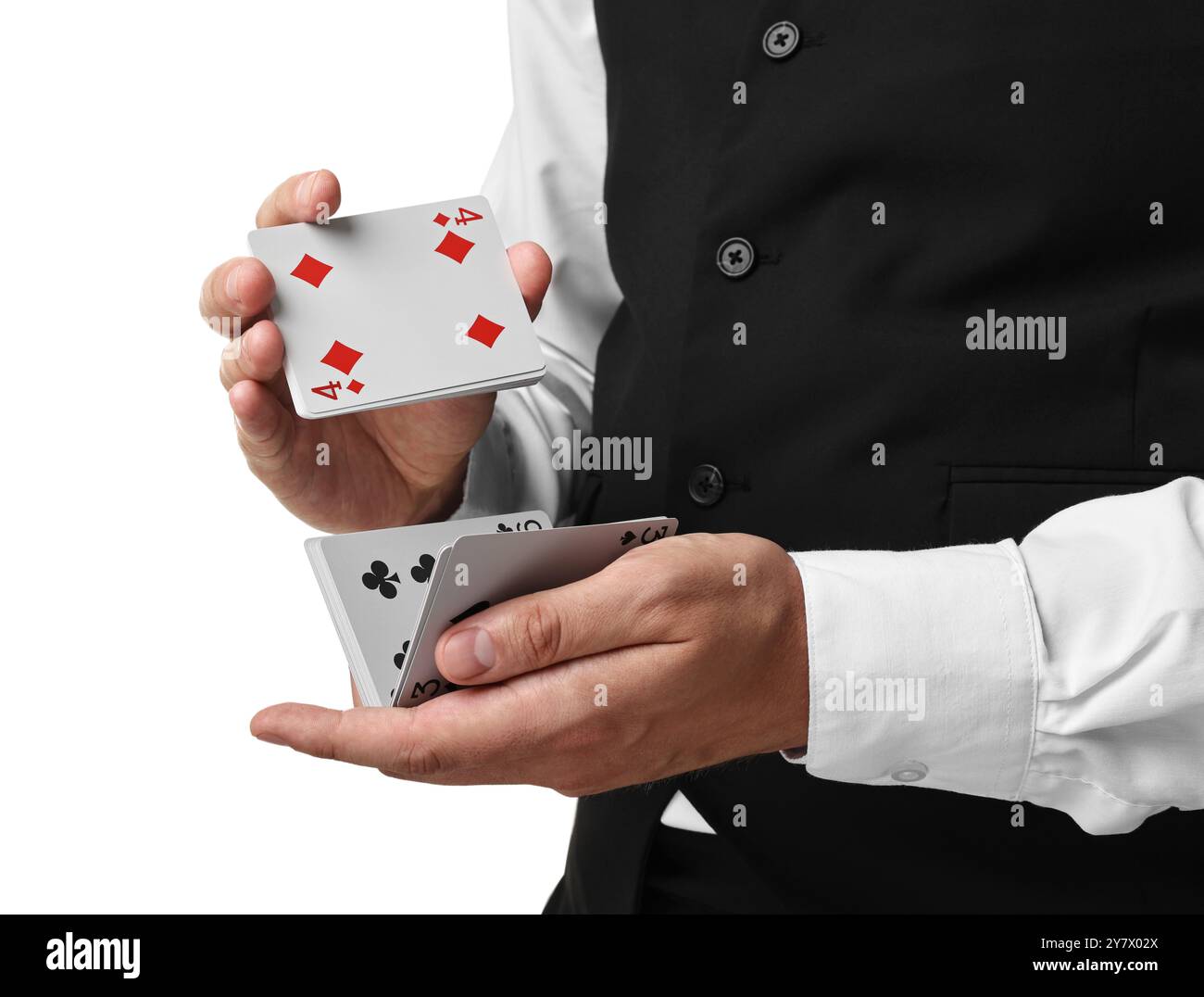 Tessere di croupier shuffling professionali su sfondo bianco, primo piano Foto Stock