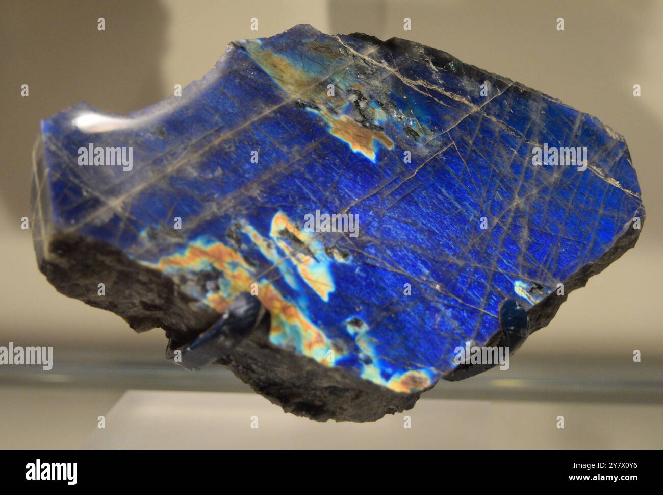 pietra blu, che mostra il suo colore vibrante e la consistenza naturale, tipica degli esemplari minerali. Foto Stock