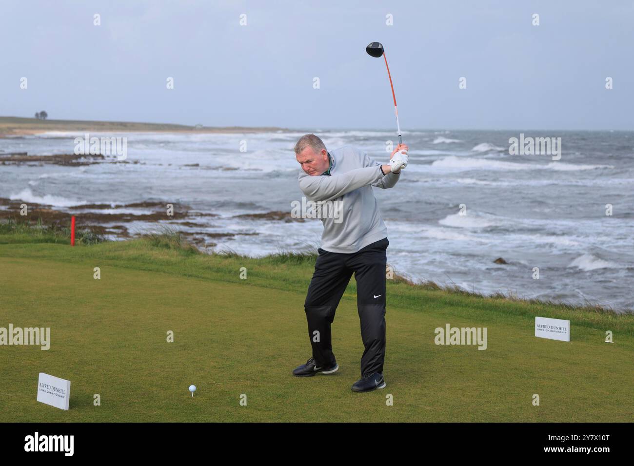 1 ottobre 2024; Kingsbarns Golf Links, Fife, Scozia; Alfred Dunhill Links Golf Championship, secondo giorno di prove; Dougie MacIntyre, padre di Bob, scende sulla terza buca del Kingsbarns Golf Links, durante un round di prove davanti al Dunhill Links Championship Foto Stock