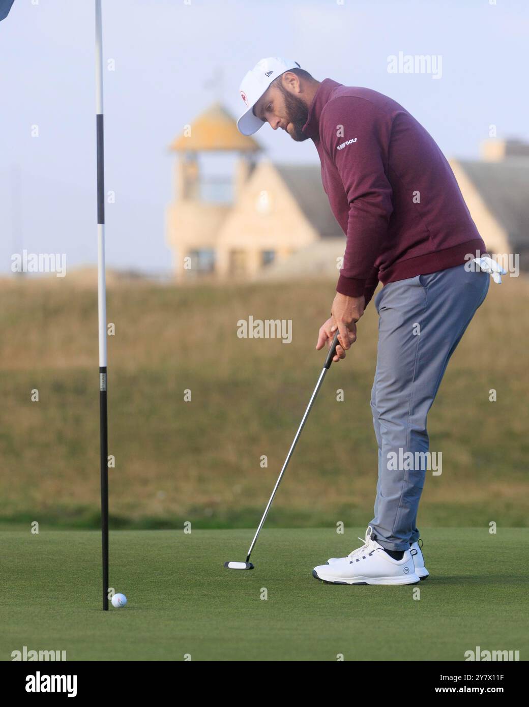 1 ottobre 2024; Old Course a St Andrews, St Andrews, Fife, Scozia; Alfred Dunhill Links Golf Championship, secondo Practice Day; Jon Rahm di Spagna putt sul diciassettesimo green del vecchio campo, St Andrews, durante un round di prove davanti al Dunhill Links Championship Foto Stock