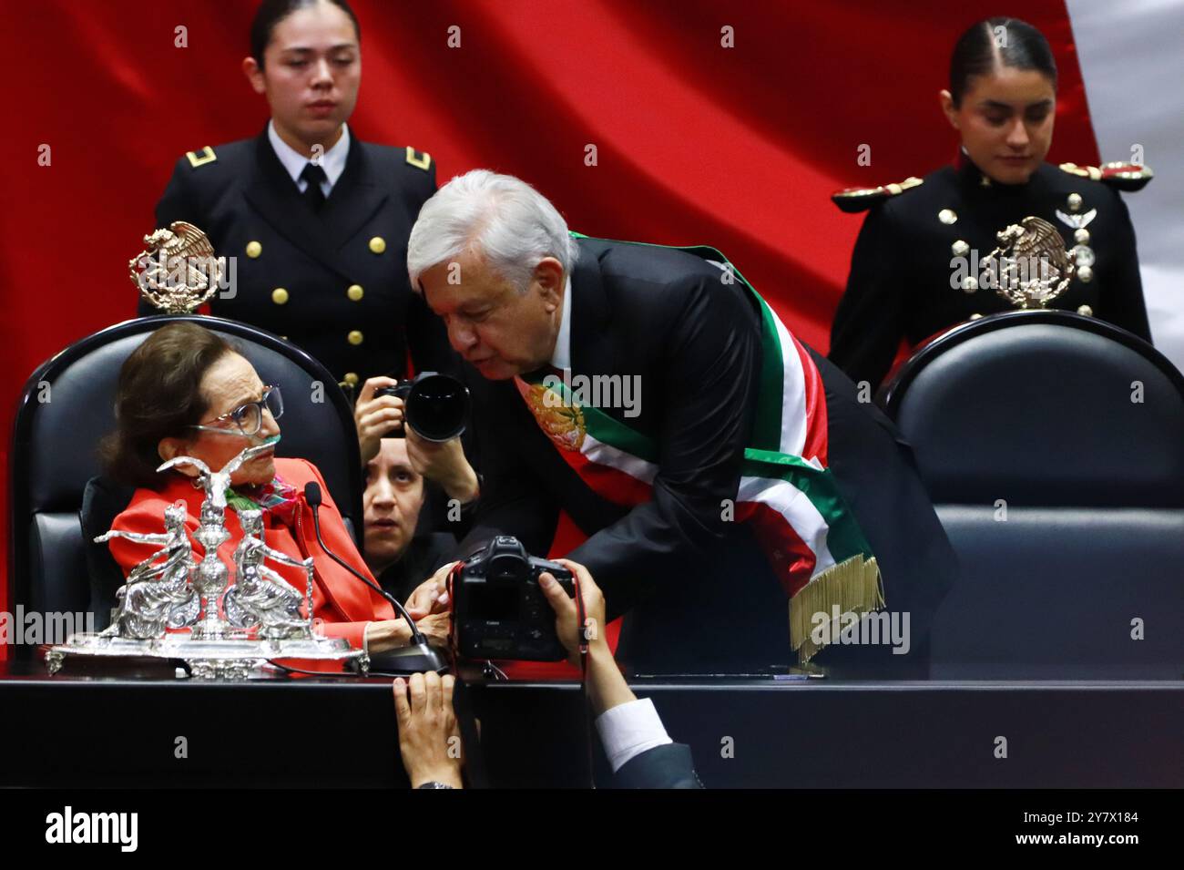 Città del Messico, Messico. 1 ottobre 2024. Il presidente uscente Andres Manuel Lopez Obrador e il presidente della camera dei deputati Ifigenia Martínez durante la cerimonia di inaugurazione di Claudia Sheinbaum al Congresso dell'Unione. Il 1° ottobre 2024 a città del Messico, Messico. (Foto di Carlos Santiago/ credito: Eyepix Group/Alamy Live News Foto Stock