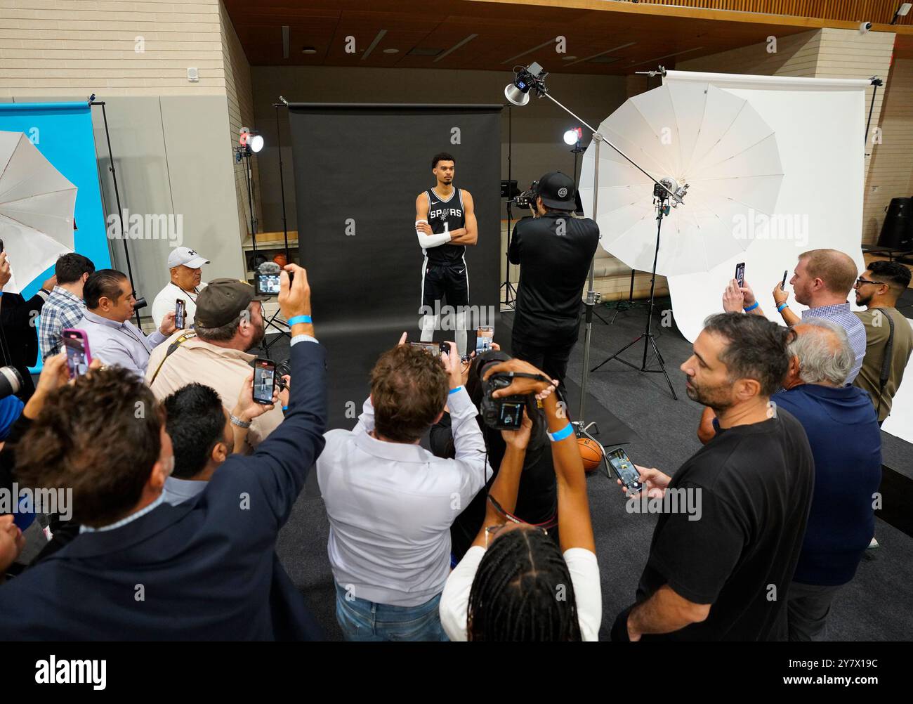 Stephon Castle, la migliore scelta del draft NBA dei San Antonio Spurs, posa per le foto durante l'annuale Media Day della squadra. Foto Stock
