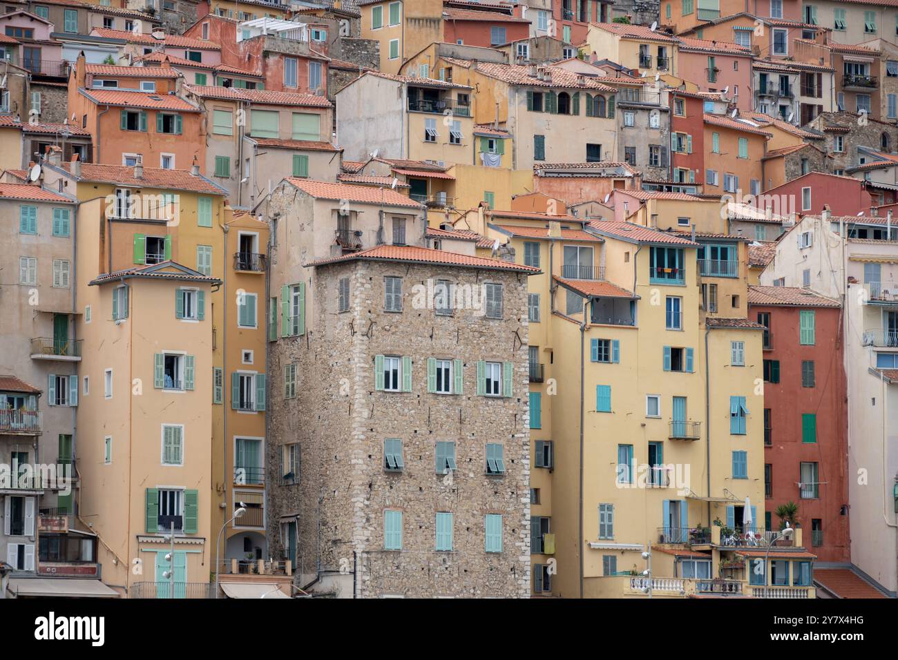 Vista sulla colorata Costa Azzurra, la colorata città vecchia di Mentone e il porticciolo sul blu del Mar Mediterraneo vicino al confine franco-italiano, la destinazione di viaggio, panora Foto Stock