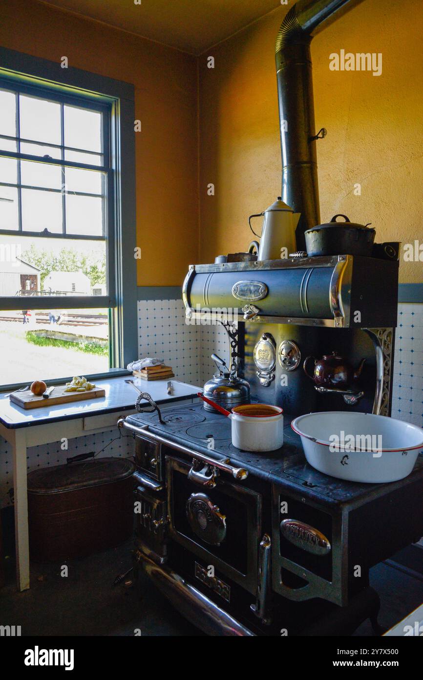 fornello in una cucina d'epoca che mette in risalto elementi di design unici e fascino storico. Foto Stock fornello in una cucina d'epoca che mette in risalto elementi di design unici e fascino storico. Foto Stock
