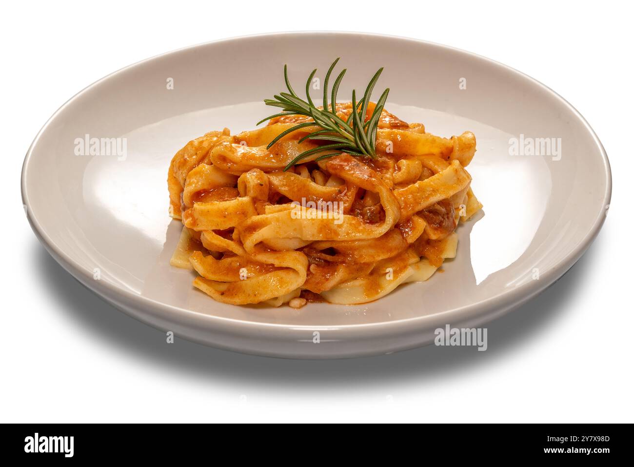 Tagliatelle di pasta all'uovo con salsa di pomodoro rosso e rametto di rosmarino in un piatto bianco isolato su bianco Foto Stock