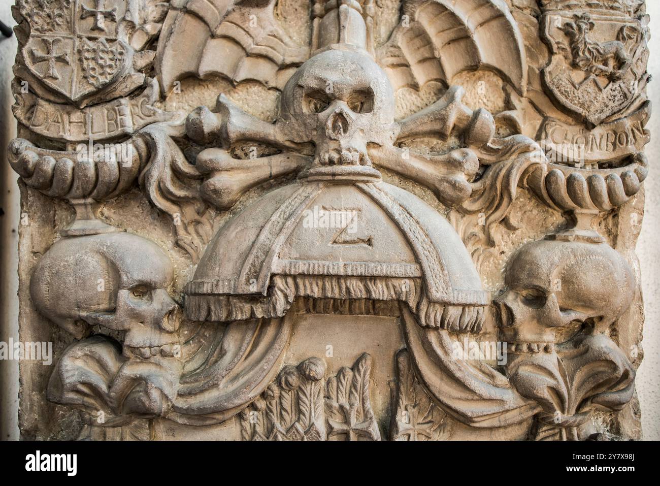 Lapide con teschi, Marienkapelle, chiesa; Würzburg; bassa Franconia; Franconia; Baviera; Germania Foto Stock