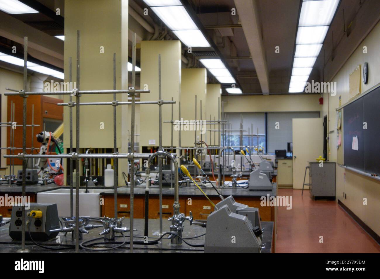 Laboratorio chimico dotato di vari strumenti scientifici, vetreria e postazioni di lavoro per condurre esperimenti e ricerche. Foto Stock