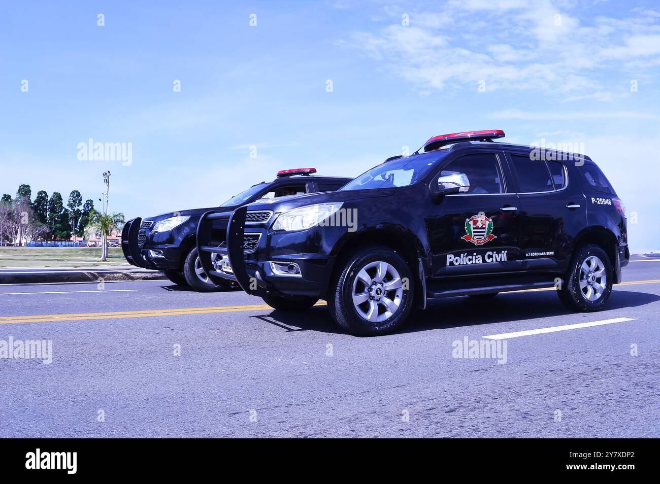 Veicoli della polizia civile che circolano per strada nella città di Sorocaba, São Paolo, Brasile. Foto Stock