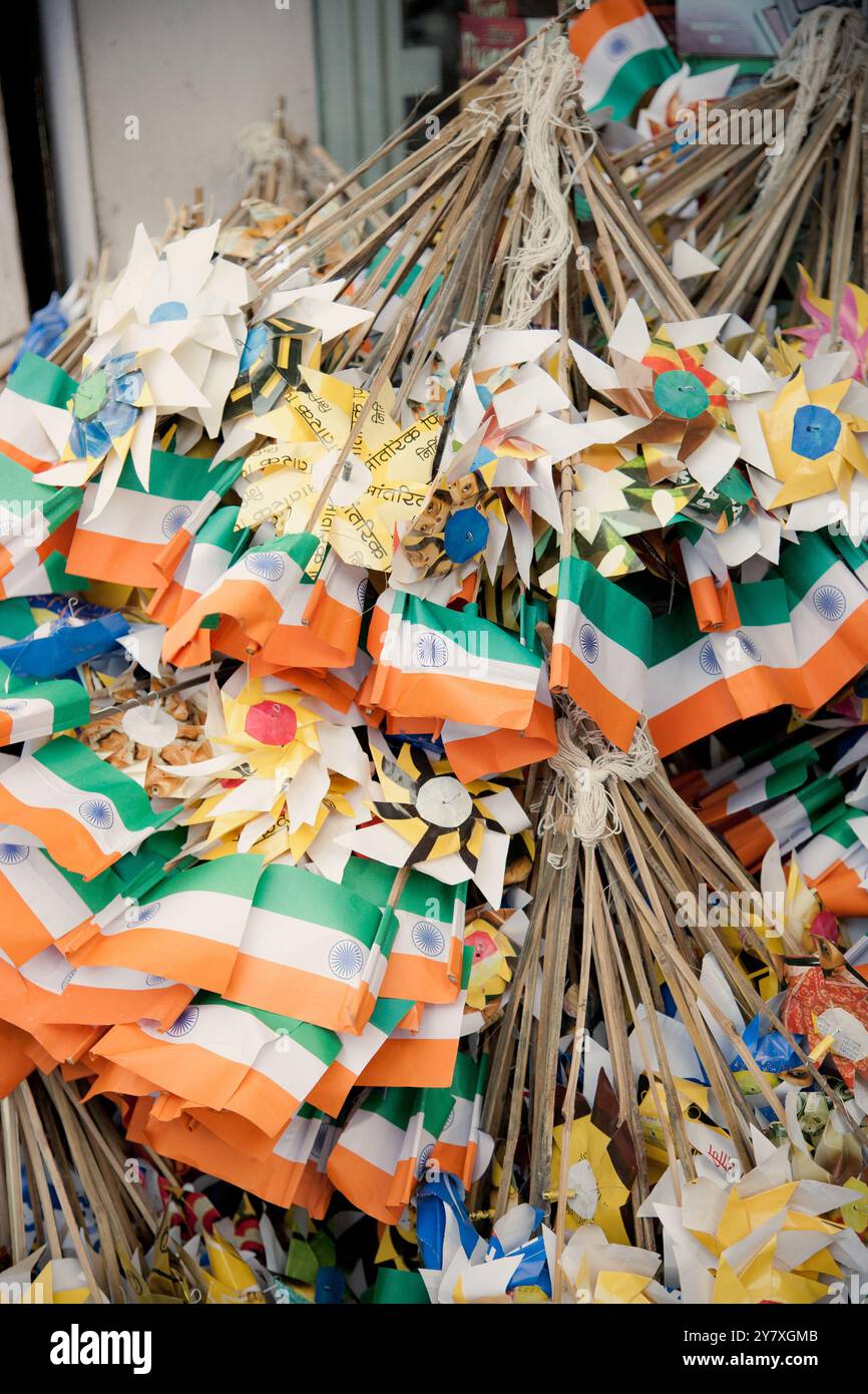 Pune, India, bandiere indiane per il giorno dell'indipendenza, bandiere di carta, fatte a mano Foto Stock