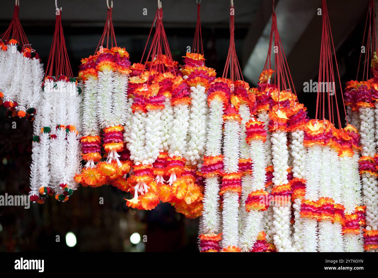 Pune, India, ghirlande di fiori di plastica per case Foto Stock