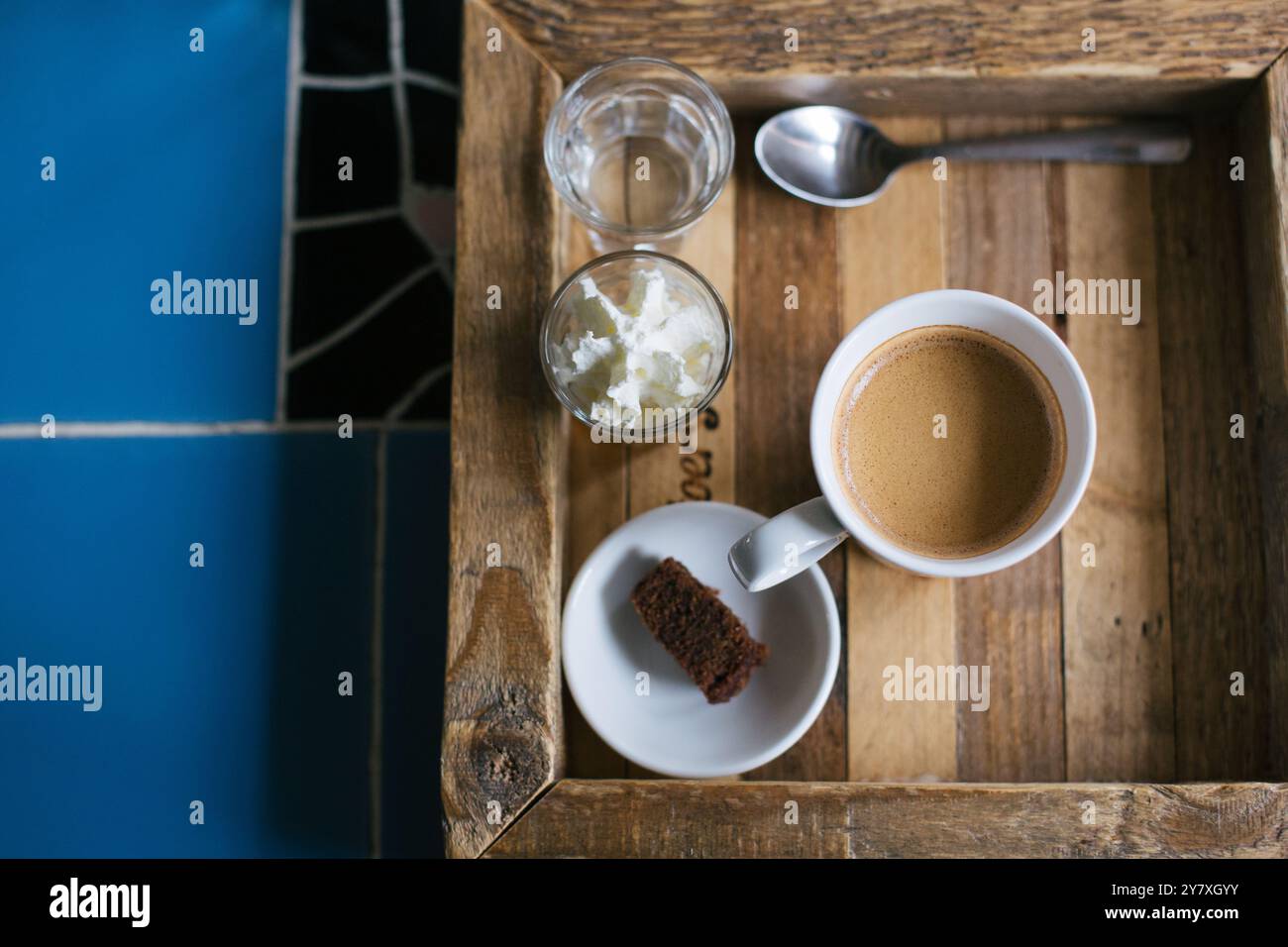 Paesi Bassi, caffè, brownie e panna, pausa caffè, caffè con acqua, vassoio Foto Stock