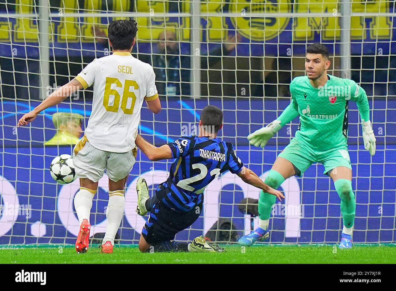 Milano, Italia. 17 settembre 2024. Henrikh Mkhitaryan di Inter Milan lotta per il pallone con il Red Star's Seol Young-woo durante la partita di calcio di UEFA Champions League tra Inter e FC Crvena allo Stadio San Siro di Milano, Italia settentrionale - martedì 1 ottobre 2024. Sport - calcio . (Foto di Spada/LaPresse) credito: LaPresse/Alamy Live News Foto Stock