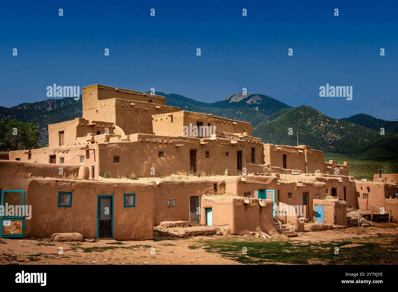 Questo è Taos Pueblo, New Mexico. I nativi americani che si chiamano Tewa, o gente del Willow Rosso, vivono ancora qui. Foto Stock