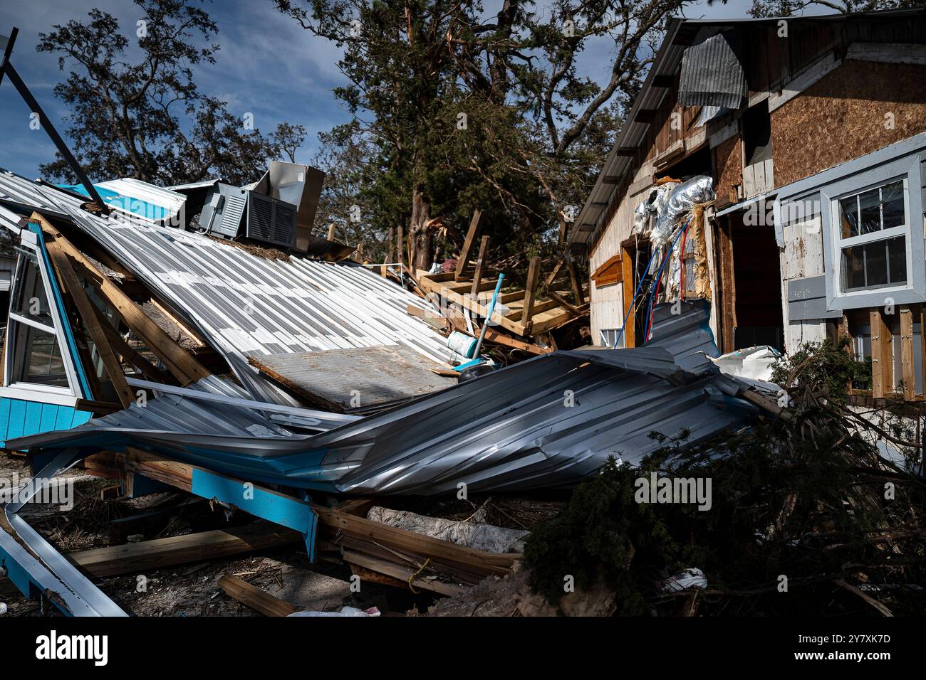 Steinhatchee, Stati Uniti. 28 settembre 2024. I resti di case circondate da detriti e macerie in seguito all'uragano Helene, 28 settembre 2024 a Steinhatchee, Florida. La regione di Big Bend ha ricevuto il peso della massiccia tempesta di categoria 4 distruggendo circa il 90% delle case e delle proprietà. Crediti: Brigida Sanchez/US Army Corps of Engineers/Alamy Live News Foto Stock