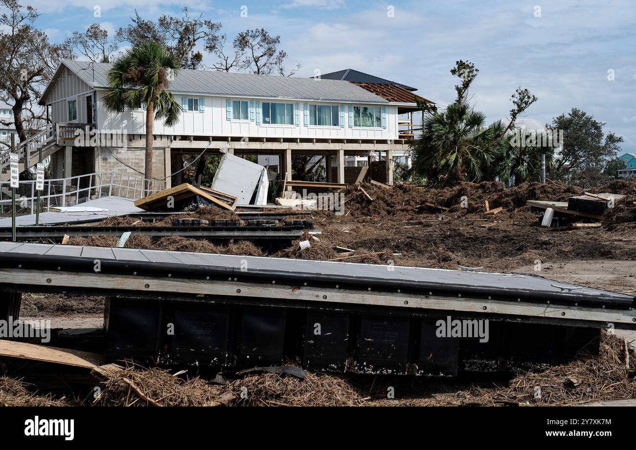 Steinhatchee, Stati Uniti. 28 settembre 2024. Una casa sul lungomare si trova tra i detriti e le macerie sparse in seguito all'uragano Helene, il 28 settembre 2024 a Steinhatchee, Florida. La regione di Big Bend ha ricevuto il peso della massiccia tempesta di categoria 4 distruggendo circa il 90% delle case e delle proprietà. Crediti: Brigida Sanchez/US Army Corps of Engineers/Alamy Live News Foto Stock