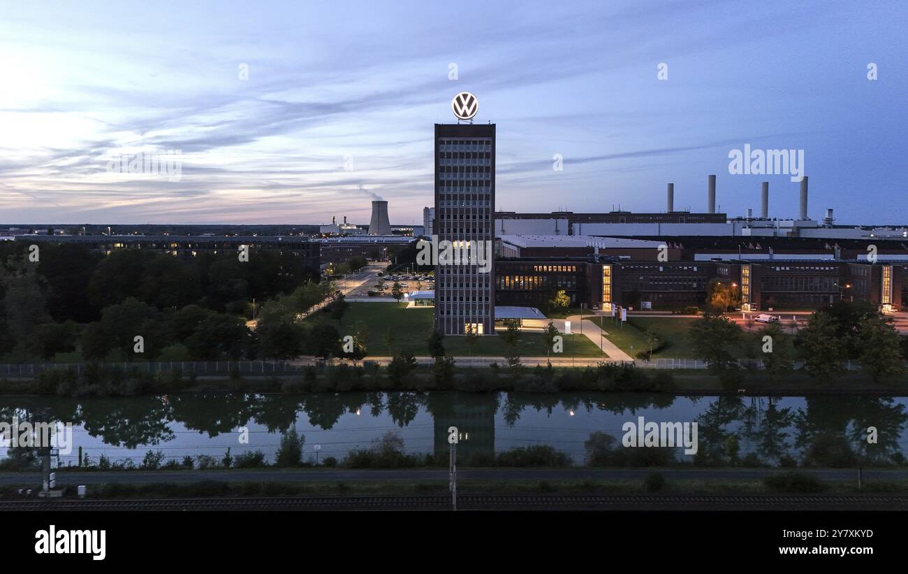 Logo VW sulla torre del marchio presso la sede del gruppo a Wolfsburg, 29/09/2024. Il gruppo Volkswagen ha annunciato misure di riduzione dei costi per il proprio tedesco Foto Stock