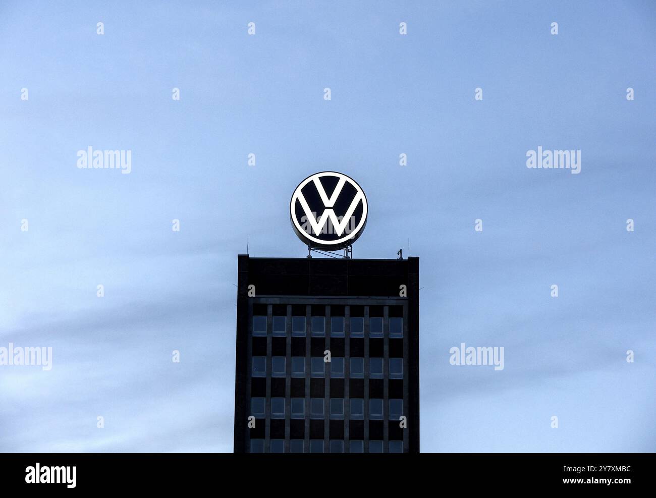 Logo VW sulla torre del marchio presso la sede del gruppo a Wolfsburg, 29/09/2024. Il gruppo Volkswagen ha annunciato misure di riduzione dei costi per il proprio tedesco Foto Stock
