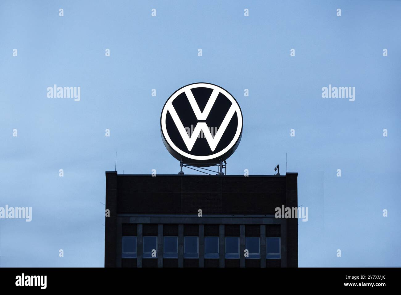 Logo VW sulla torre del marchio presso la sede del gruppo a Wolfsburg, 29/09/2024. Il gruppo Volkswagen ha annunciato misure di riduzione dei costi per il proprio tedesco Foto Stock